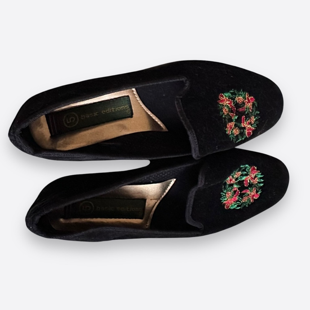 Basic Editions Vintage  Christmas Wreath Loafers